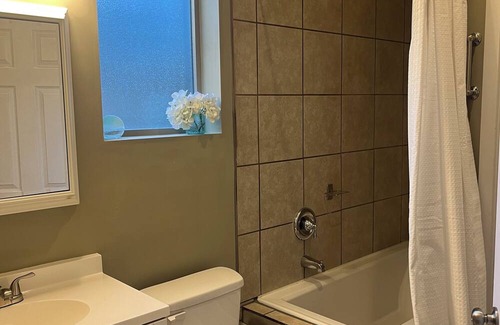 Coeur d'Alene Cabaña | Cute cottage in the heart of it all