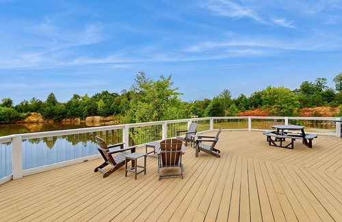 South Pittsburg Casa | Lakefront home with large deck, W/D & central AC