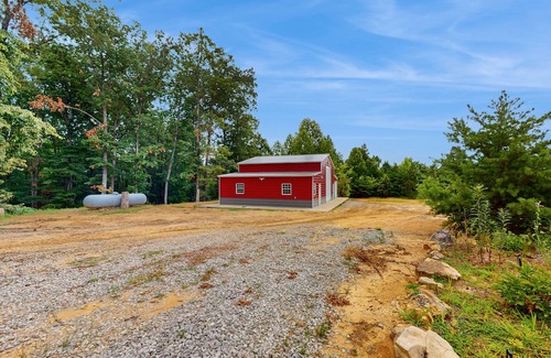 South Pittsburg Casa | Lakefront home with large deck, W/D & central AC