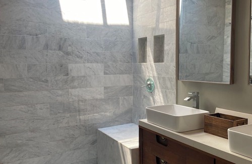 Grand Boulevard Casa | Charming 4-bedroom row home with AC, pool table, fitness room, WiFi in Chicago