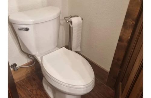 Fishtail Cabina | Private 4-bedroom cabin with WiFi, AC in awesome Nye,Mt. Many nearby attractions