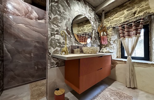 Collias Casa | Holiday Home 'Pont Du Gard - Maison, Spa' with Mountain View, Wi-Fi and Air Conditioning