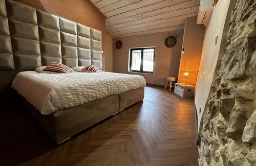 Collias Casa | Holiday Home 'Pont Du Gard - Maison, Spa' with Mountain View, Wi-Fi and Air Conditioning