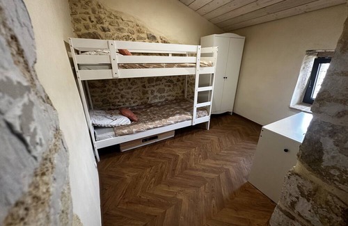 Collias Casa | Holiday Home 'Pont Du Gard - Maison, Spa' with Mountain View, Wi-Fi and Air Conditioning