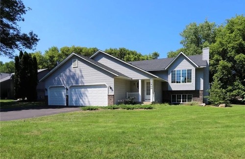 Burnsville Casa | Private Room in Gorgeous Home in Burnsville - Rm 1