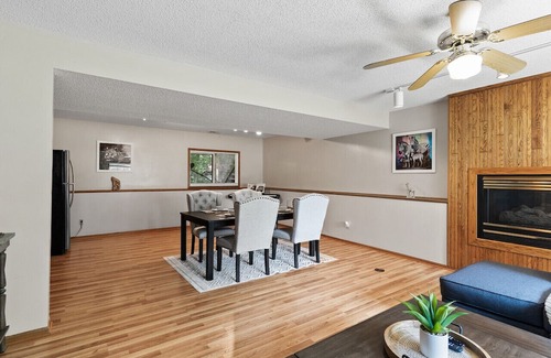 Burnsville Casa | Private Room in Gorgeous Home in Burnsville - Rm 1