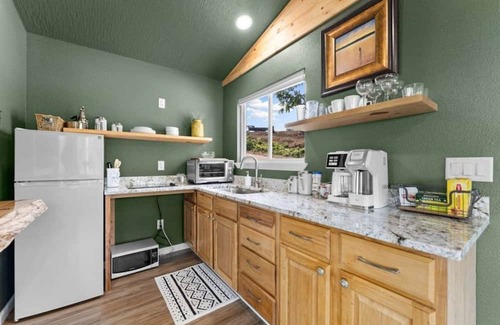 Omaha Casa | Romantic Lake Haven: Couples' Cabin with Spectacul