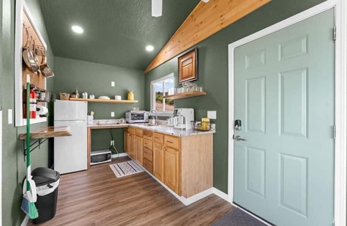 Omaha Casa | Romantic Lake Haven: Couples' Cabin with Spectacul