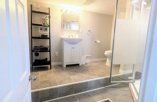 Terence Bay Apartamento | The Atlantic Abode- Cozy Beachfront walkout 1Bed with private bathroom & kitchen