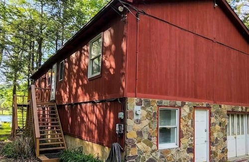 White Haven Cabina | LAKEFRONT w/HOTTUB/FIRE PIT/Arcade GAMES/5 MIN TO SKI/Sleeps 14+ Pet Friendly