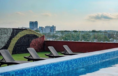 Centro Casa | Discover a Haven in Mérida: Modern Rooms, Rooftop Pool & American Breakfast