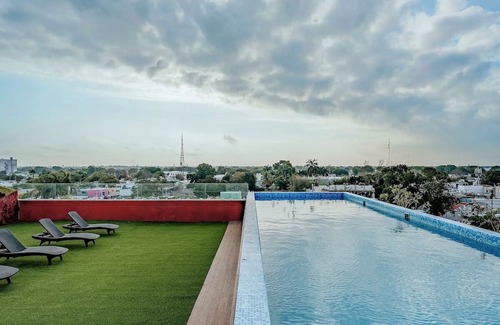 Centro Casa | Discover a Haven in Mérida: Modern Rooms, Rooftop Pool & American Breakfast