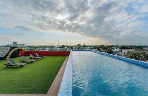 Centro Casa | Discover a Haven in Mérida: Modern Rooms, Rooftop Pool & American Breakfast