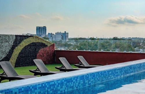 Centro Casa | Your Perfect Mérida Escapade: Elegant Rooms, Stunning Rooftop Pool - Parking
