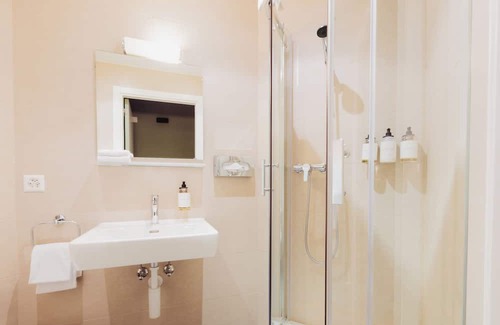 Lausanne Casa | Charming hotel in fantastic Lausanne with WiFi, fitness room, AC