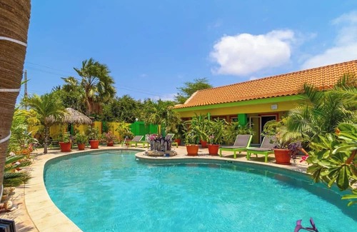 Punto de Oro Apartamento | This apartment is a 4 bedroom(s), 4 bathrooms, located in Oranjestad, null.