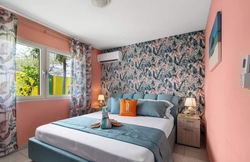 Punto de Oro Apartamento | This apartment is a 4 bedroom(s), 4 bathrooms, located in Oranjestad, null.