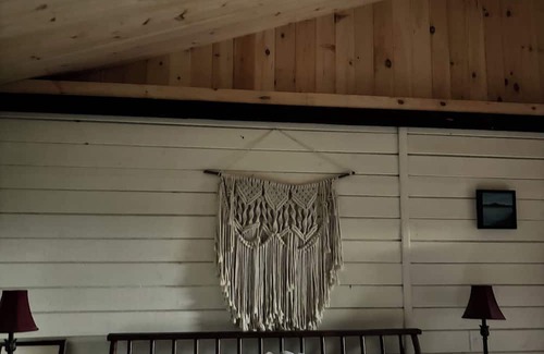 Fleischmanns Cabina | Charming 3-bdrm cabin in the heart of the Catskills—warm serene, and inviting!