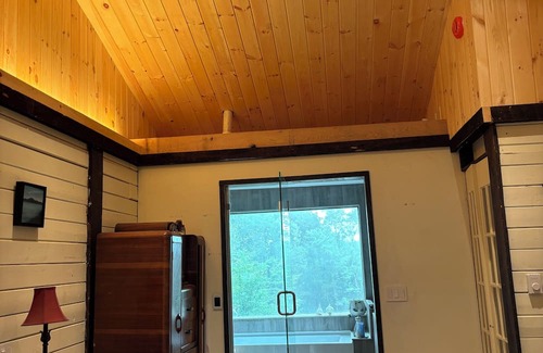 Fleischmanns Cabina | Charming 3-bdrm cabin in the heart of the Catskills—warm serene, and inviting!