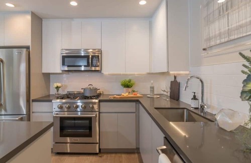 University Heights Condominio | Sharon Green: Spacious 2BR Condo