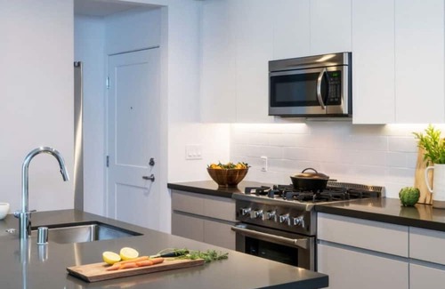 University Heights Condominio | Sharon Green: Spacious 2BR Condo