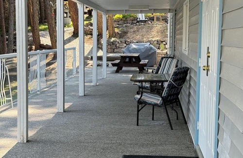 Central Okanagan Apartamento | Charming 2-bedroom SUITE with AMAZING LAKE AND MOUNTAIN VIEWS, WiFi and AC
