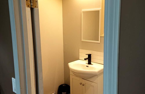 Likely Casa | Cozy cabin meters away from the Cedar creek and Quesnel Lakennnn