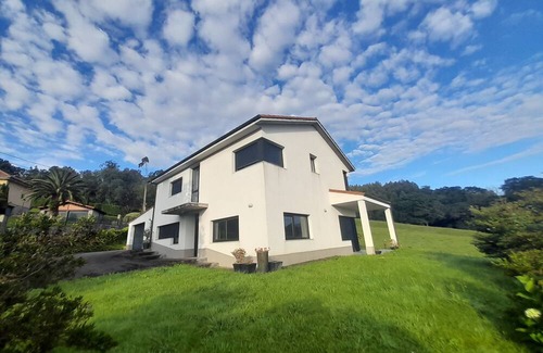 Ribadesella Chalet De Esquí | Casa Cima with stunning views of Ribadesella and surroundings.