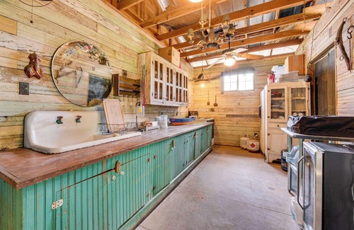 New Roads Casa | Whimsical New Roads Home < 1 Mi to Main Street!