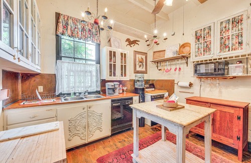 New Roads Casa | Whimsical New Roads Home < 1 Mi to Main Street!