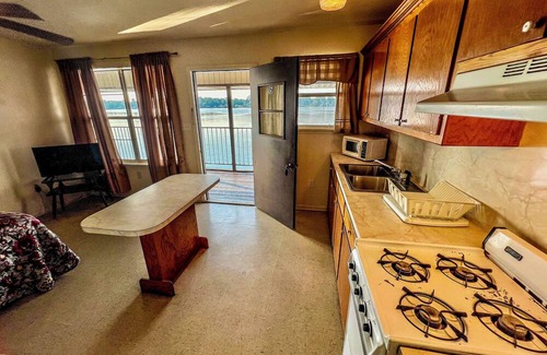 New Roads Casa | Pointe Breeze Kitchenette #15
