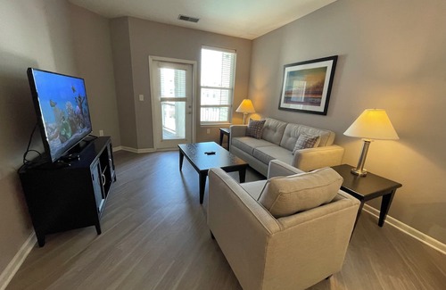 Polaris Apartamento | Right at Polaris! 3rd floor w/elevator access and garage parking included!