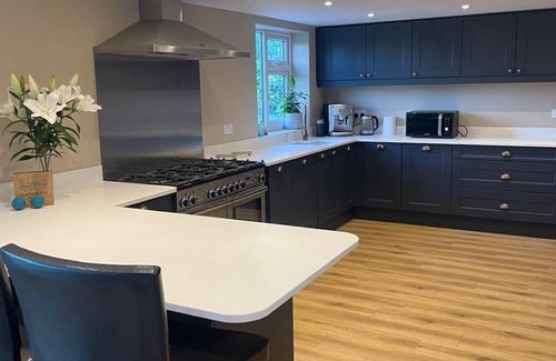 Castel Cabaña | Beautiful Guernsey Cottage Live the best beach life then relax in rural serenity