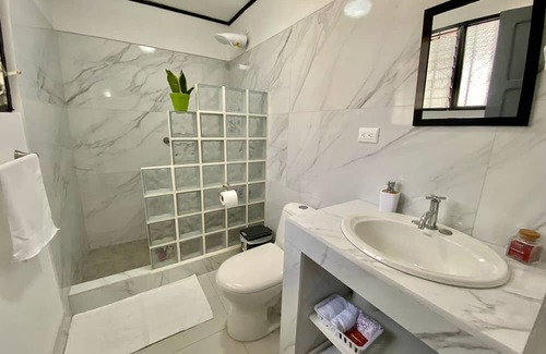 Guacima Casa | House 3 mins from SJO airport with free parking