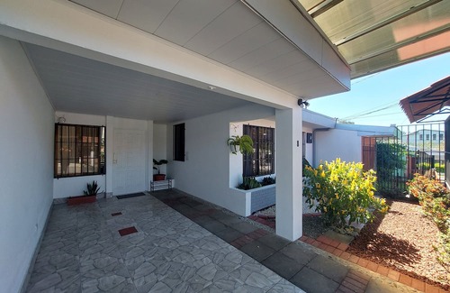 Guacima Casa | House 3 mins from SJO airport with free parking