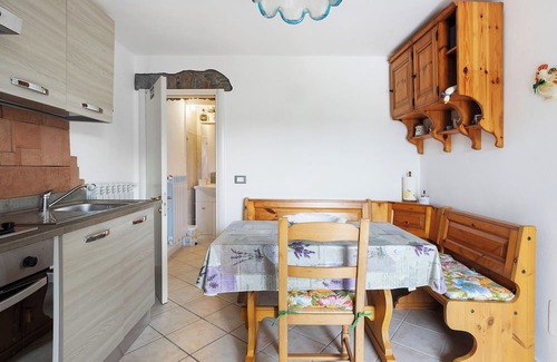 Beverino Apartamento | Apartment 'La Casa Sulla Collina' with Balcony, Wi-Fi and Air Conditioning