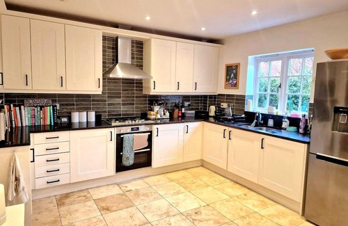 Winchester Casa | Spacious town house within walking distance of Winchester town centre