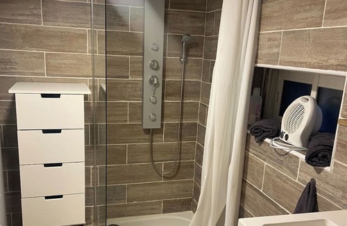 Marsillargues Apartamento | 2-person apartment with Jacuzzi suite, garden, close to beaches.