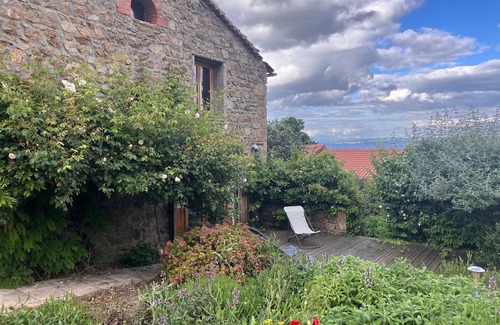 Chenereilles Casa | Stone house with heated swimming pool in Forez