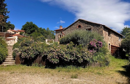 Chenereilles Casa | Stone house with heated swimming pool in Forez