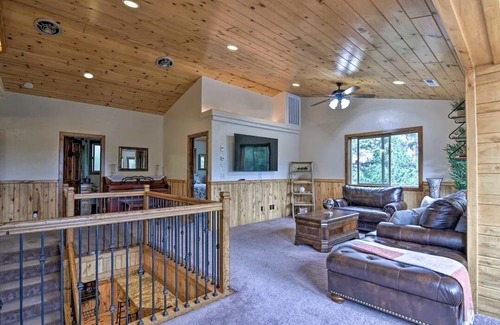 Long Valley Junction Cabina | Picturesque Cabin is conveniently located for all Utah's adventures.