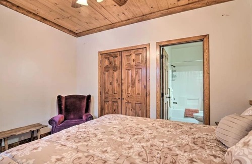 Long Valley Junction Cabina | Picturesque Cabin is conveniently located for all Utah's adventures.