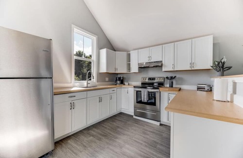 Costigan Apartamento | Serene Riverside Retreat: 4BD Getaway near Bangor