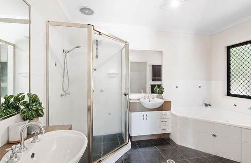 Buderim Casa | Resort Style 5 bedroom stunner with pool 5 minutes to Mooloolaba beach
