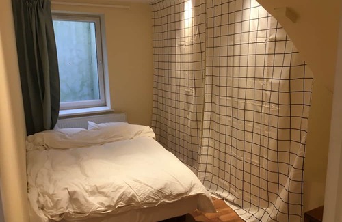 St. George's Apartamento | Quiet spacious basement and ground floor apartment