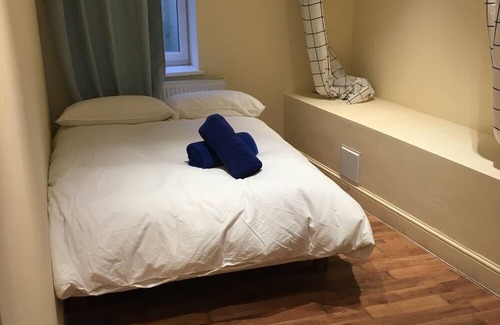 St. George's Apartamento | Quiet spacious basement and ground floor apartment