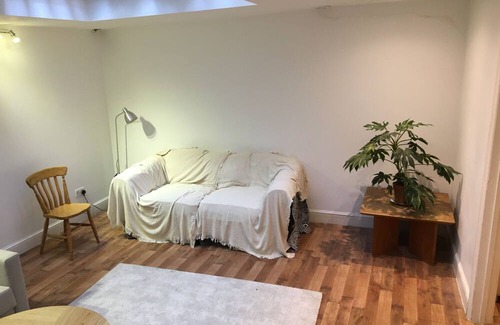 St. George's Apartamento | Quiet spacious basement and ground floor apartment