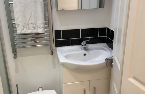 St. George's Apartamento | Quiet spacious basement and ground floor apartment