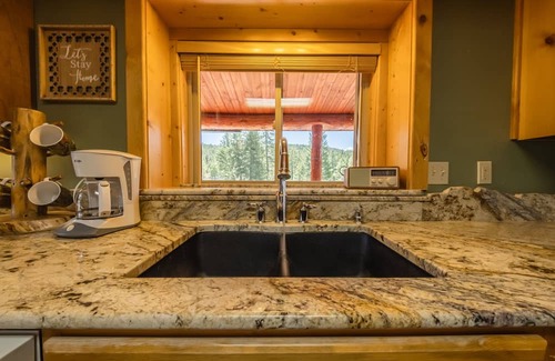 Rexford Cabina | Maggie’s Cabin – Secluded 3 BDR, w/optional boat rental