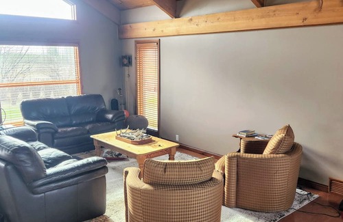 Okotoks Casa | Beautiful Acreage to Relax and Unwind
